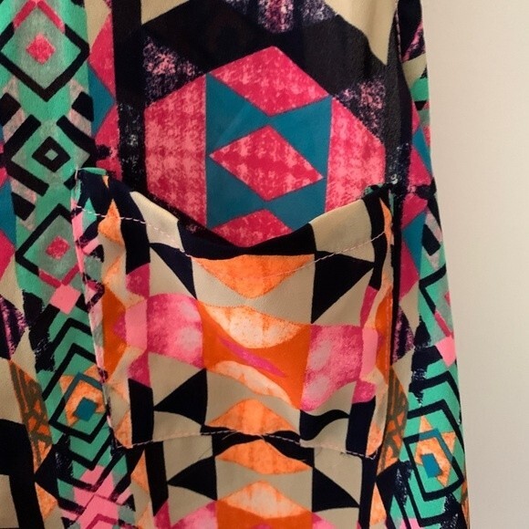 Lush Multicolored Geometric Print Sleeveless 1/2 Button Front Tunic Blouse Sz S - Picture 6 of 9